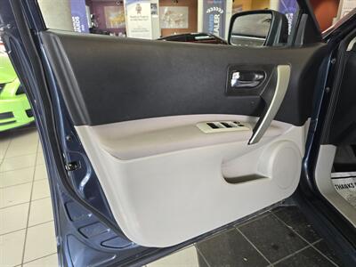 2015 Nissan Rogue SELECT S 4DR SUV AWD   - Photo 6 - Hamilton, OH 45015