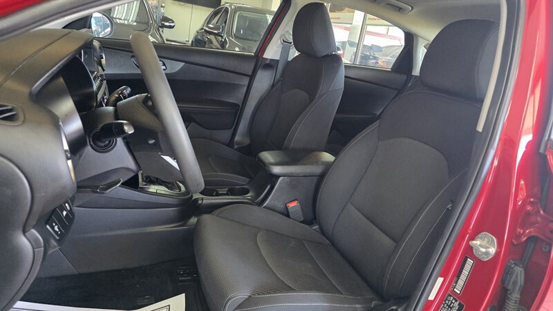 2019 Kia Forte LXS 4DR SEDAN - Photo 10 - Hamilton, OH 45015