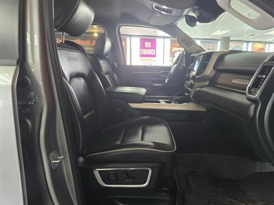 2022 RAM 1500 Laramie 4DR CREW CAB 4X4/V8   - Photo 15 - Hamilton, OH 45015