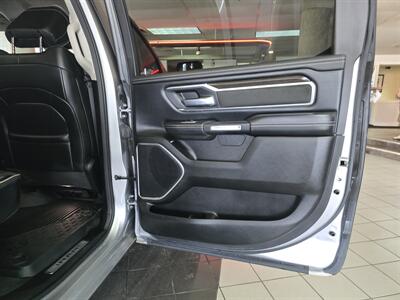 2022 RAM 1500 Laramie 4DR CREW CAB 4X4/V8   - Photo 16 - Hamilton, OH 45015