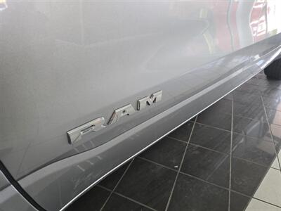 2022 RAM 1500 Laramie 4DR CREW CAB 4X4/V8   - Photo 32 - Hamilton, OH 45015