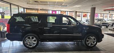 2011 Cadillac Escalade ESV Platinum Edition 4DR SUV AWD   - Photo 5 - Hamilton, OH 45015