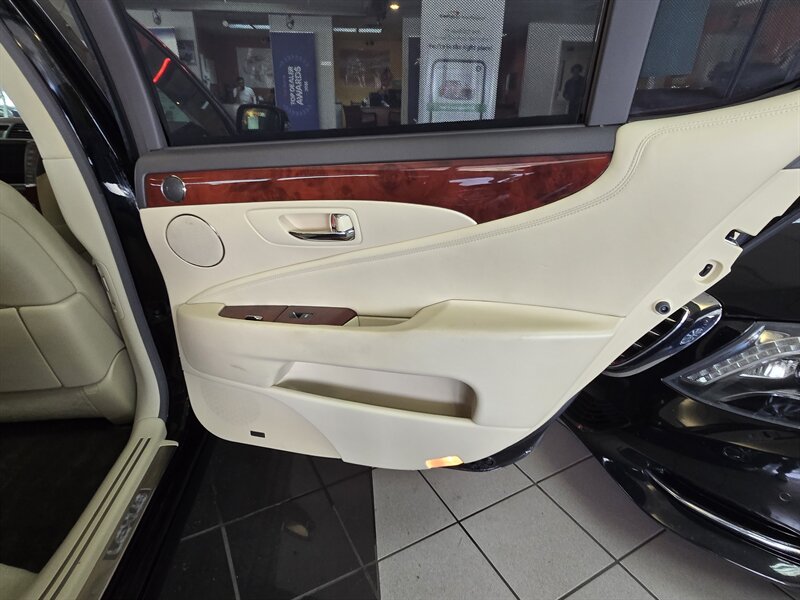 2011 Lexus LS 450 L 4DR SEDAN AWD - Photo 16 - Hamilton, OH 45015
