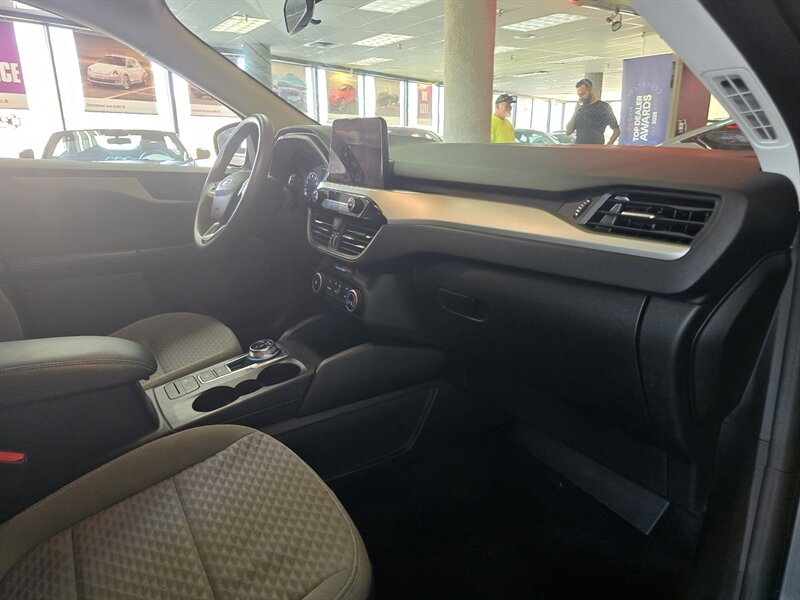 2022 Ford Escape SE 4DR SUV AWD - Photo 13 - Hamilton, OH 45015