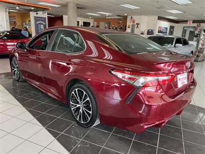 2018 Toyota Camry SE 4DR SEDAN   - Photo 6 - Hamilton, OH 45015