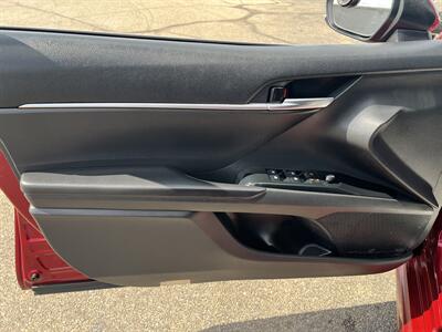 2018 Toyota Camry SE 4DR SEDAN   - Photo 19 - Hamilton, OH 45015
