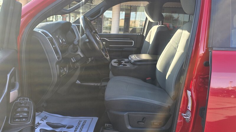 2024 RAM 3500 Big Horn 4DR CREW CAB 4X4/DIESEL - Photo 9 - Hamilton, OH 45015