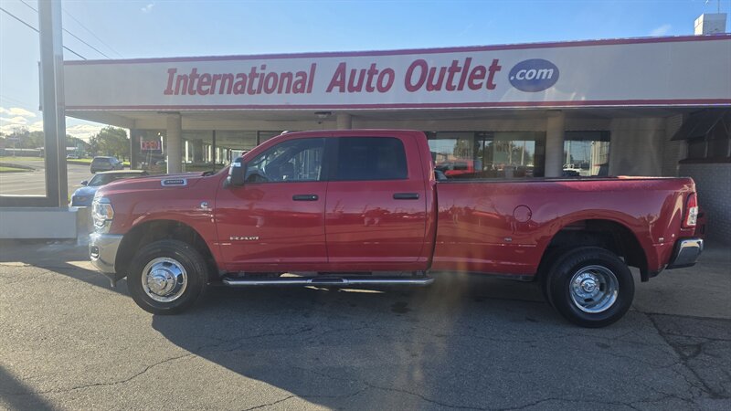 2024 RAM 3500 Big Horn 4DR CREW CAB 4X4/DIESEL - Photo 2 - Hamilton, OH 45015