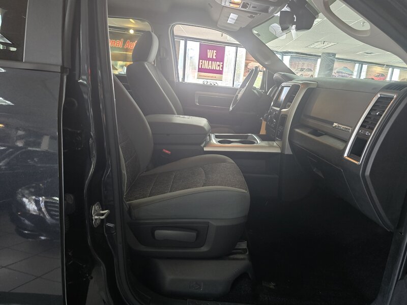 2017 RAM 1500 Big Horn 4DR CREW CAB 4X4 - Photo 17 - Hamilton, OH 45015