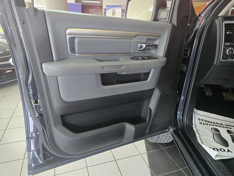 2017 RAM 1500 Big Horn 4DR CREW CAB 4X4 - Photo 9 - Hamilton, OH 45015