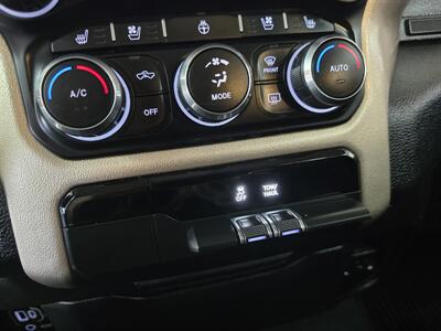 2019 RAM 1500 Laramie 4DR CREW CAB 4X4/V8   - Photo 33 - Hamilton, OH 45015