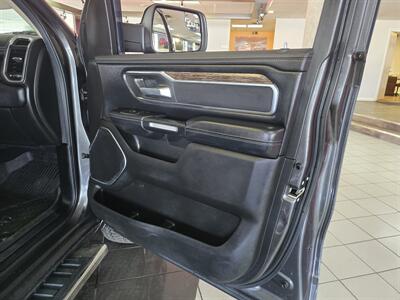 2019 RAM 1500 Laramie 4DR CREW CAB 4X4/V8   - Photo 15 - Hamilton, OH 45015