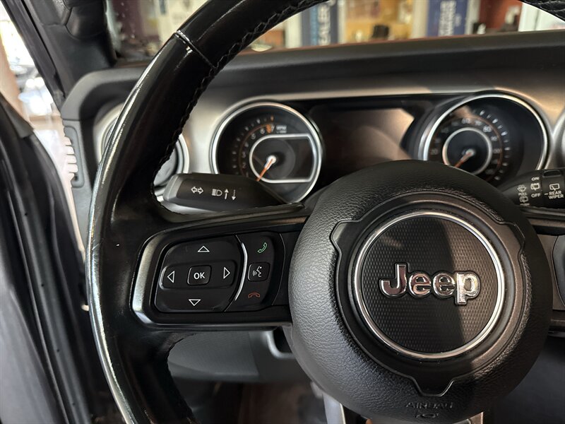 2020 Jeep Wrangler Sport S - Photo 13 - Hamilton, OH 45015