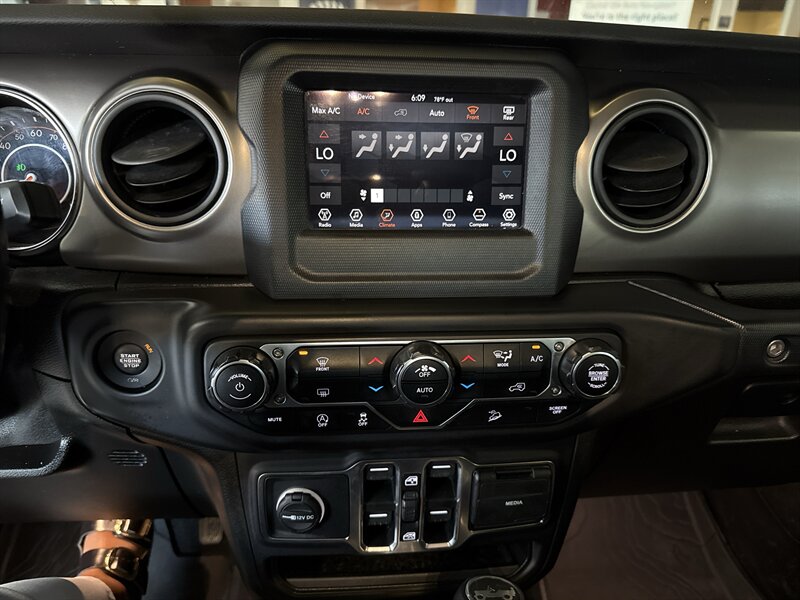 2020 Jeep Wrangler Sport S - Photo 15 - Hamilton, OH 45015