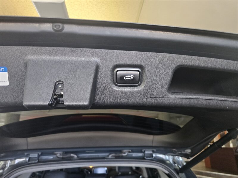 2019 Hyundai SANTA FE Ultimate 2.0T - Photo 13 - Hamilton, OH 45015