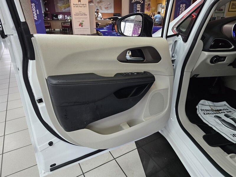 2023 Chrysler Voyager LX 4DR MINI-VAN - Photo 7 - Hamilton, OH 45015
