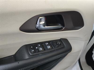 2023 Chrysler Voyager LX 4DR MINI-VAN - Photo 18 - Hamilton, OH 45015