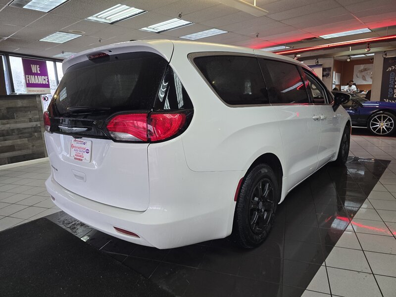 2023 Chrysler Voyager LX 4DR MINI-VAN - Photo 4 - Hamilton, OH 45015