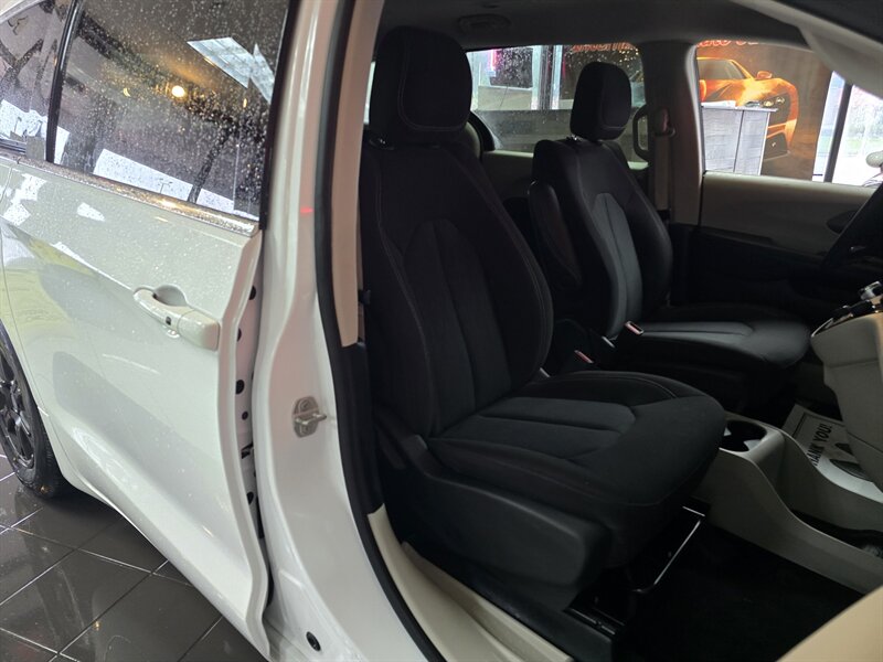2023 Chrysler Voyager LX 4DR MINI-VAN - Photo 14 - Hamilton, OH 45015
