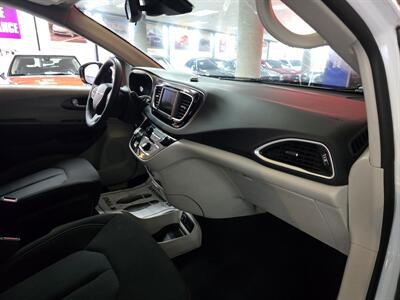 2023 Chrysler Voyager LX 4DR MINI-VAN - Photo 13 - Hamilton, OH 45015