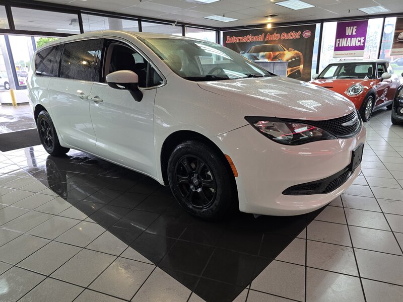 2023 Chrysler Voyager LX 4DR MINI-VAN - Photo 3 - Hamilton, OH 45015