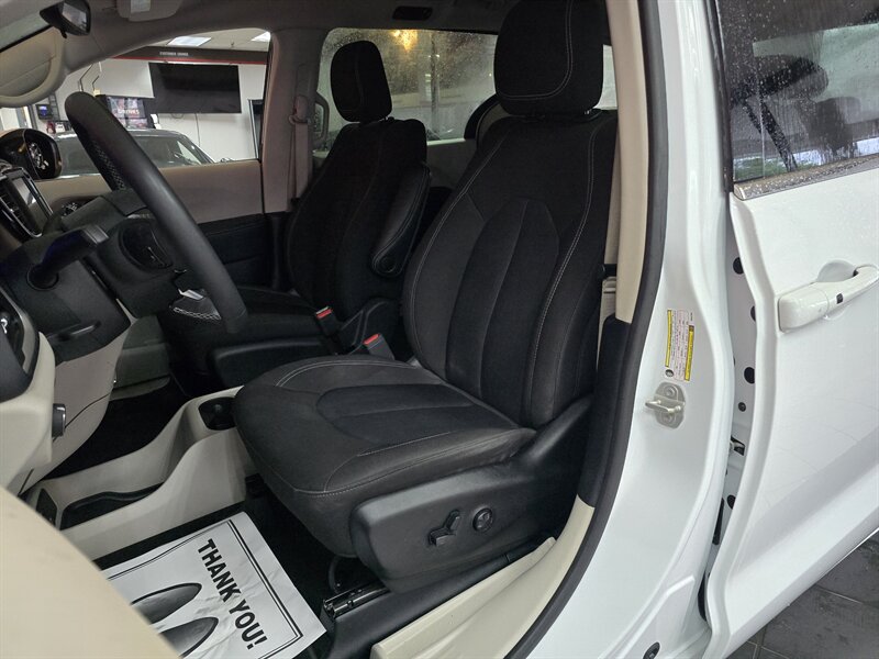2023 Chrysler Voyager LX 4DR MINI-VAN - Photo 9 - Hamilton, OH 45015