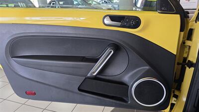 2012 Volkswagen Beetle-Classic 2.5L PZEV   - Photo 18 - Hamilton, OH 45015