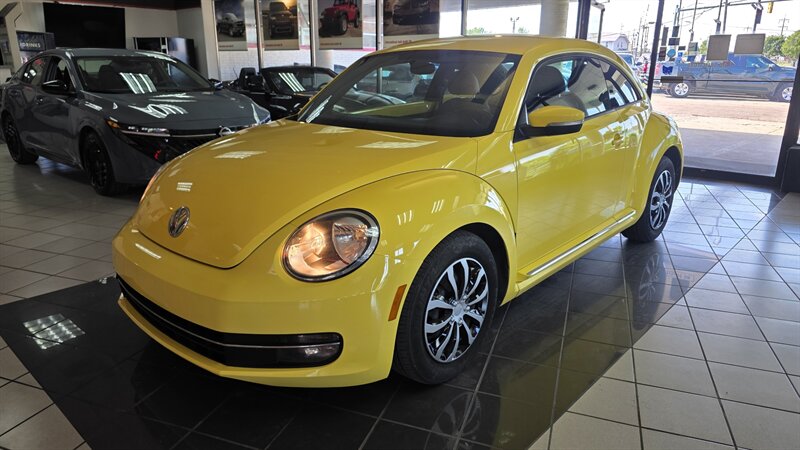2012 Volkswagen Beetle-Classic 2.5L PZEV   - Photo 1 - Hamilton, OH 45015
