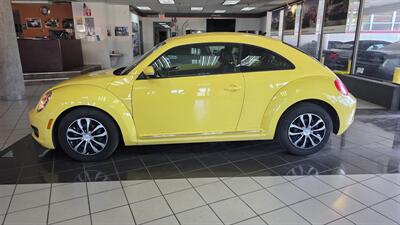 2012 Volkswagen Beetle-Classic 2.5L PZEV   - Photo 2 - Hamilton, OH 45015