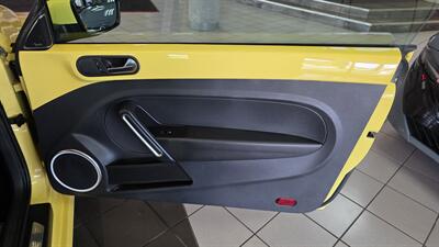2012 Volkswagen Beetle-Classic 2.5L PZEV   - Photo 24 - Hamilton, OH 45015