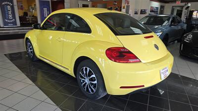 2012 Volkswagen Beetle-Classic 2.5L PZEV   - Photo 8 - Hamilton, OH 45015
