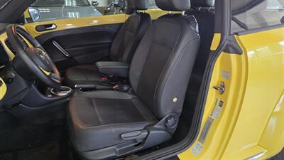 2012 Volkswagen Beetle-Classic 2.5L PZEV   - Photo 10 - Hamilton, OH 45015