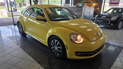 2012 Volkswagen Beetle-Classic 2.5L PZEV   - Photo 4 - Hamilton, OH 45015