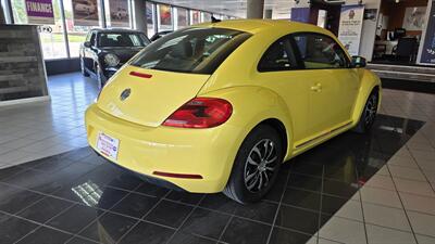 2012 Volkswagen Beetle-Classic 2.5L PZEV   - Photo 6 - Hamilton, OH 45015