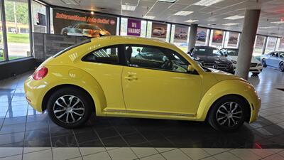 2012 Volkswagen Beetle-Classic 2.5L PZEV   - Photo 5 - Hamilton, OH 45015