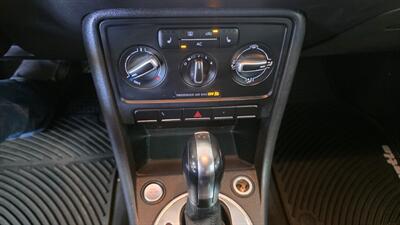 2012 Volkswagen Beetle-Classic 2.5L PZEV   - Photo 16 - Hamilton, OH 45015