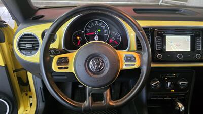2012 Volkswagen Beetle-Classic 2.5L PZEV   - Photo 13 - Hamilton, OH 45015