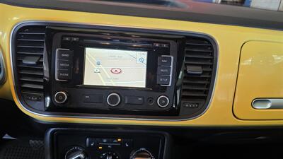 2012 Volkswagen Beetle-Classic 2.5L PZEV   - Photo 14 - Hamilton, OH 45015