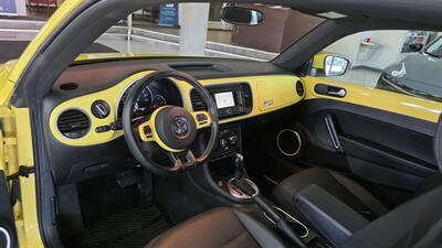 2012 Volkswagen Beetle-Classic 2.5L PZEV   - Photo 11 - Hamilton, OH 45015