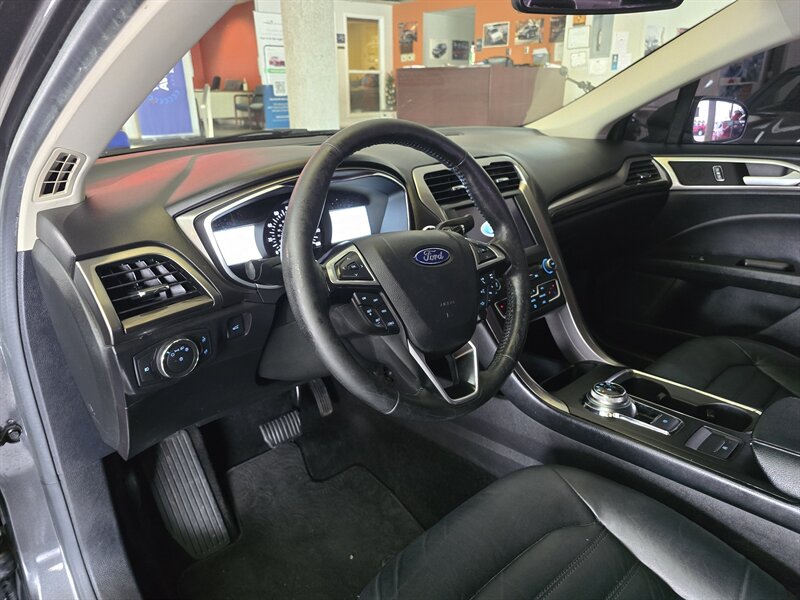 2017 Ford Fusion SE 4DR SEDAN - Photo 8 - Hamilton, OH 45015