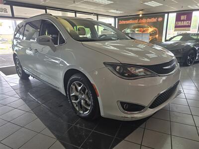 2018 Chrysler Pacifica Limited   - Photo 3 - Hamilton, OH 45015