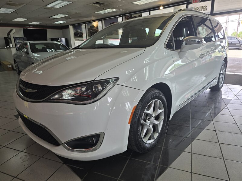 2018 Chrysler Pacifica Limited   - Photo 1 - Hamilton, OH 45015