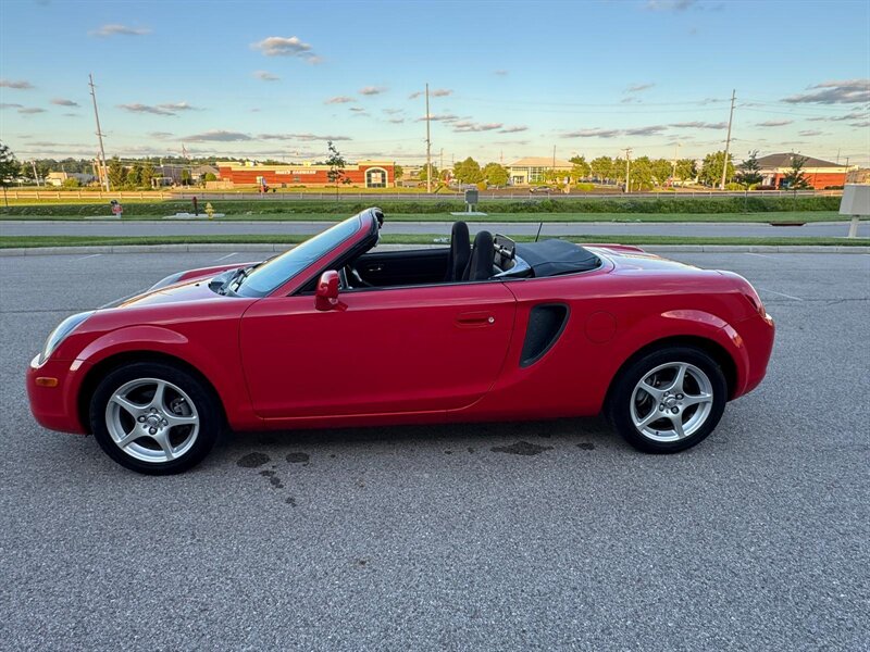 2000 Toyota MR2 Spyder   - Photo 1 - Hamilton, OH 45015