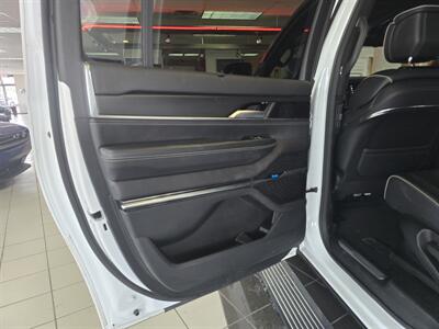 2024 Jeep Grand Wagoneer L Obsidian 4DR SUV 4X4   - Photo 9 - Hamilton, OH 45015