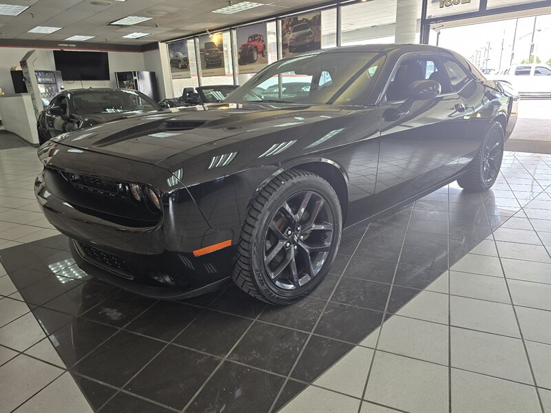 2019 Dodge Challenger SXT   - Photo 1 - Hamilton, OH 45015