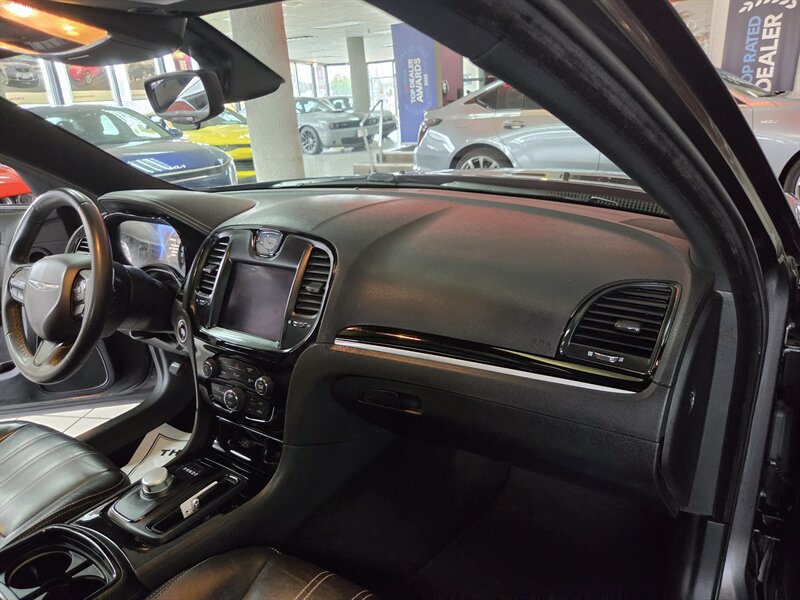 2023 Chrysler 300 Series S V6 4DR SEDAN - Photo 17 - Hamilton, OH 45015
