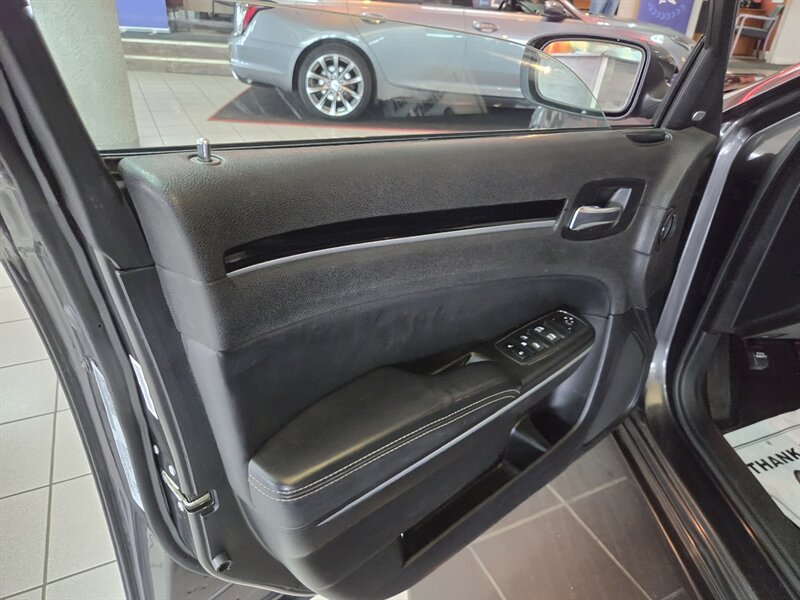 2023 Chrysler 300 Series S V6 4DR SEDAN - Photo 9 - Hamilton, OH 45015