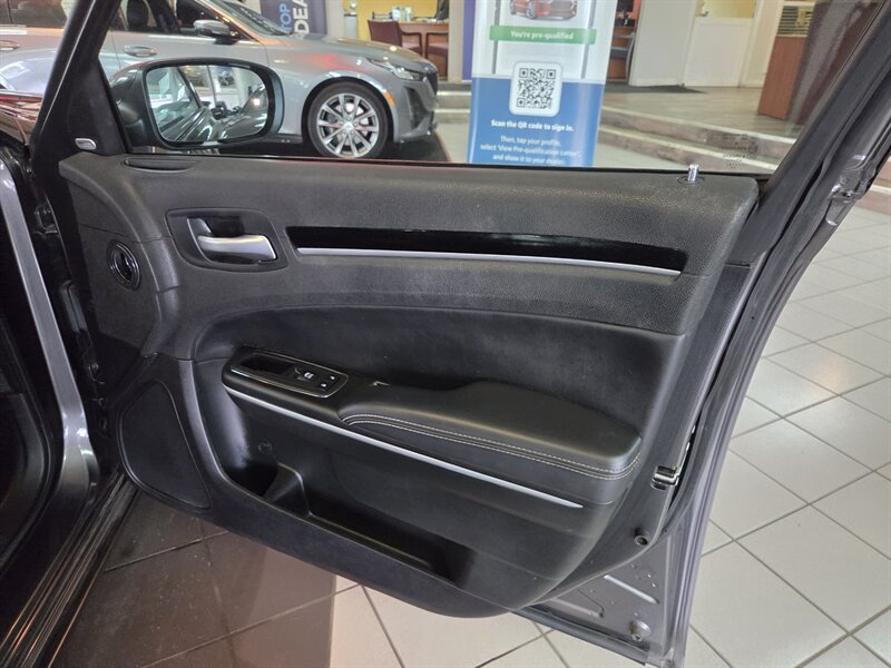 2023 Chrysler 300 Series S V6 4DR SEDAN - Photo 16 - Hamilton, OH 45015