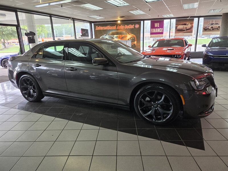 2023 Chrysler 300 Series S V6 4DR SEDAN - Photo 5 - Hamilton, OH 45015