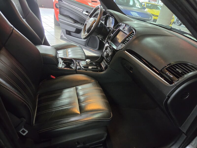 2023 Chrysler 300 Series S V6 4DR SEDAN - Photo 19 - Hamilton, OH 45015